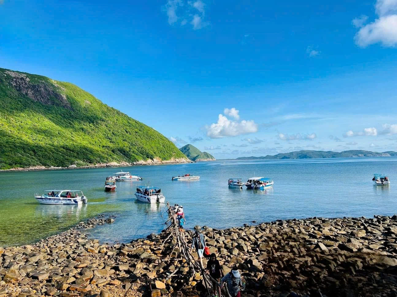 Half-day tour | Trekking to Bay Canh island's Lighthouse & Snorkeling
