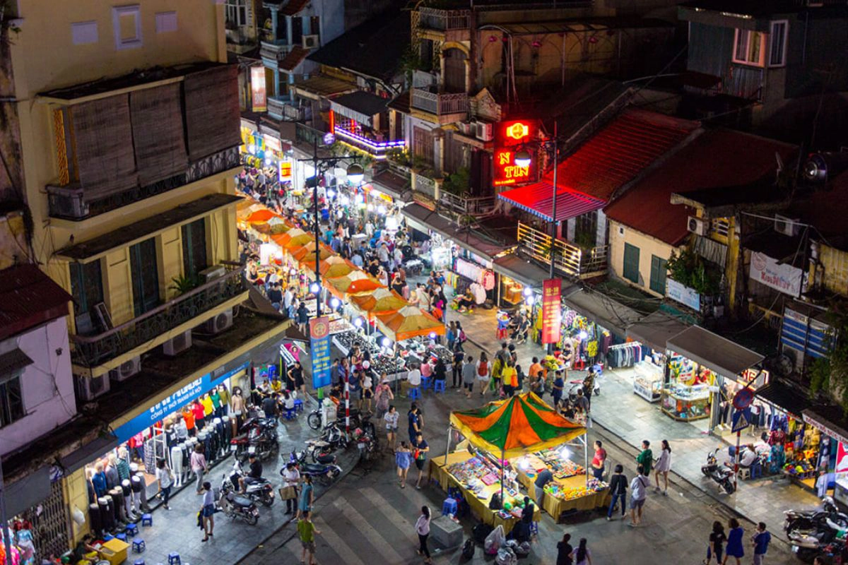 Explore Hanoi night market 