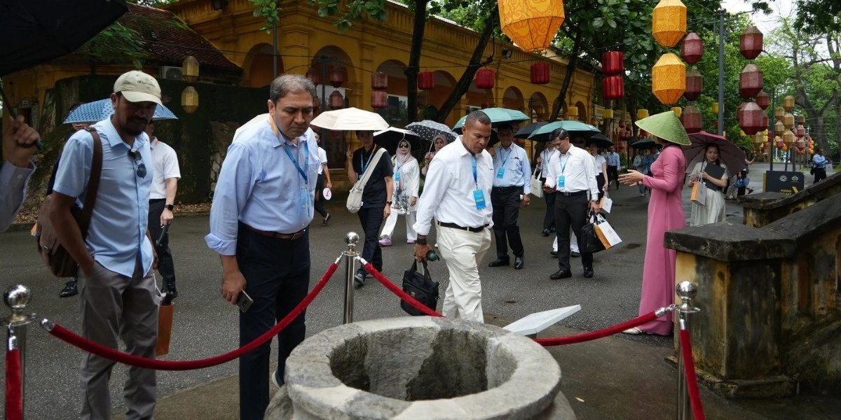Tour guide services