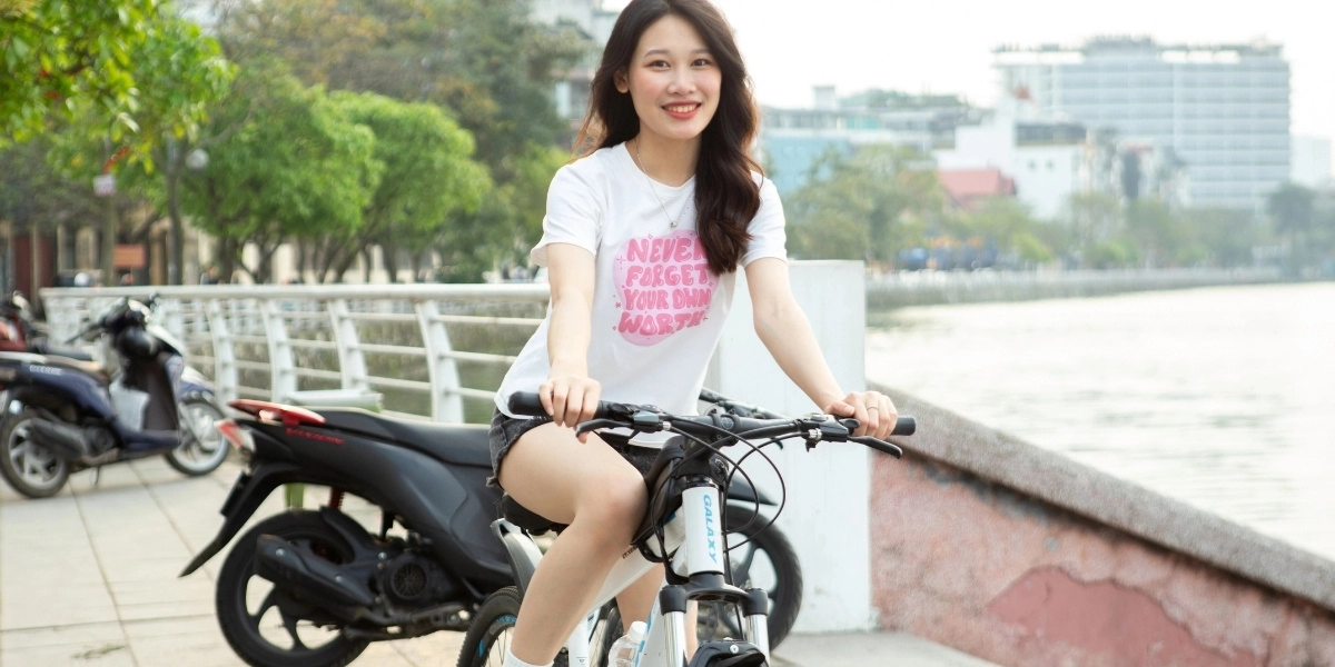 Cycling around West Lake