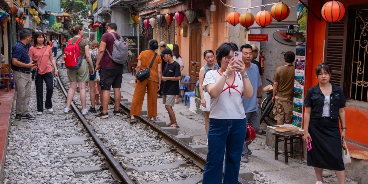 Hanoi Train Street 