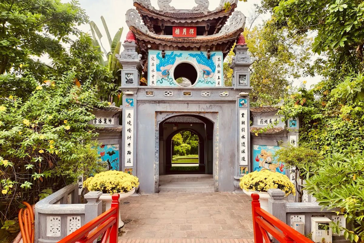 Hoan Kiem Lake and Ngoc Son Temple at dawn