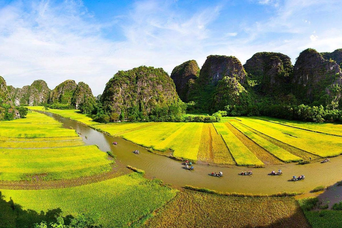 Trang An boat ride through Ninh Binh scenery