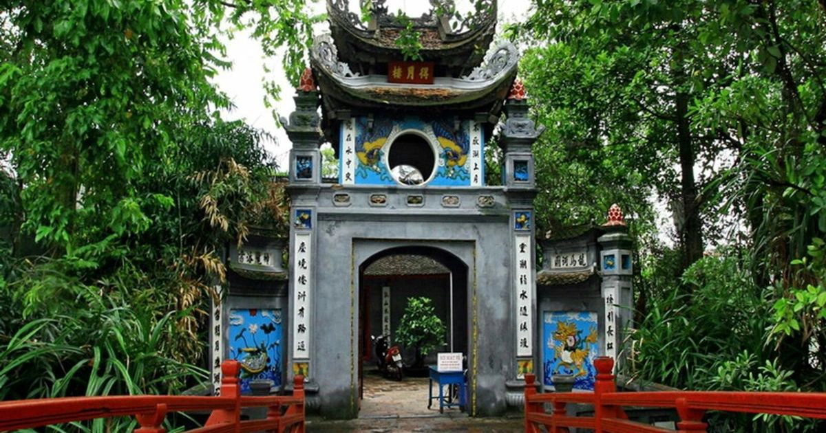 Hoan kKem lake Ngoc Son temple Hanoi 