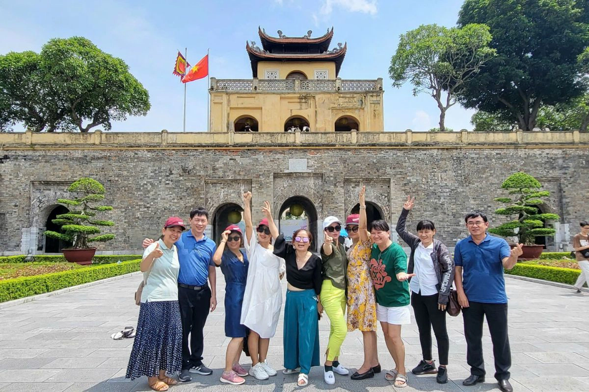 A local guide leading a group of international travelers 