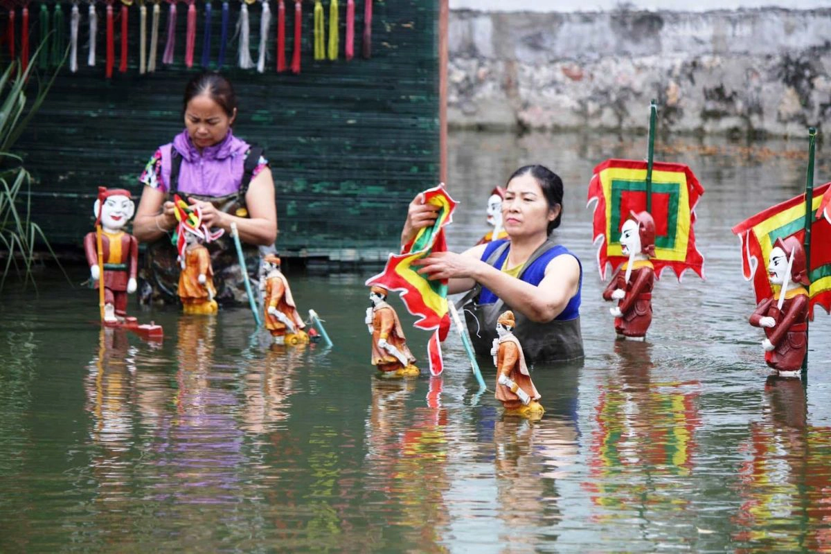 The audience watching a colorful water puppet show