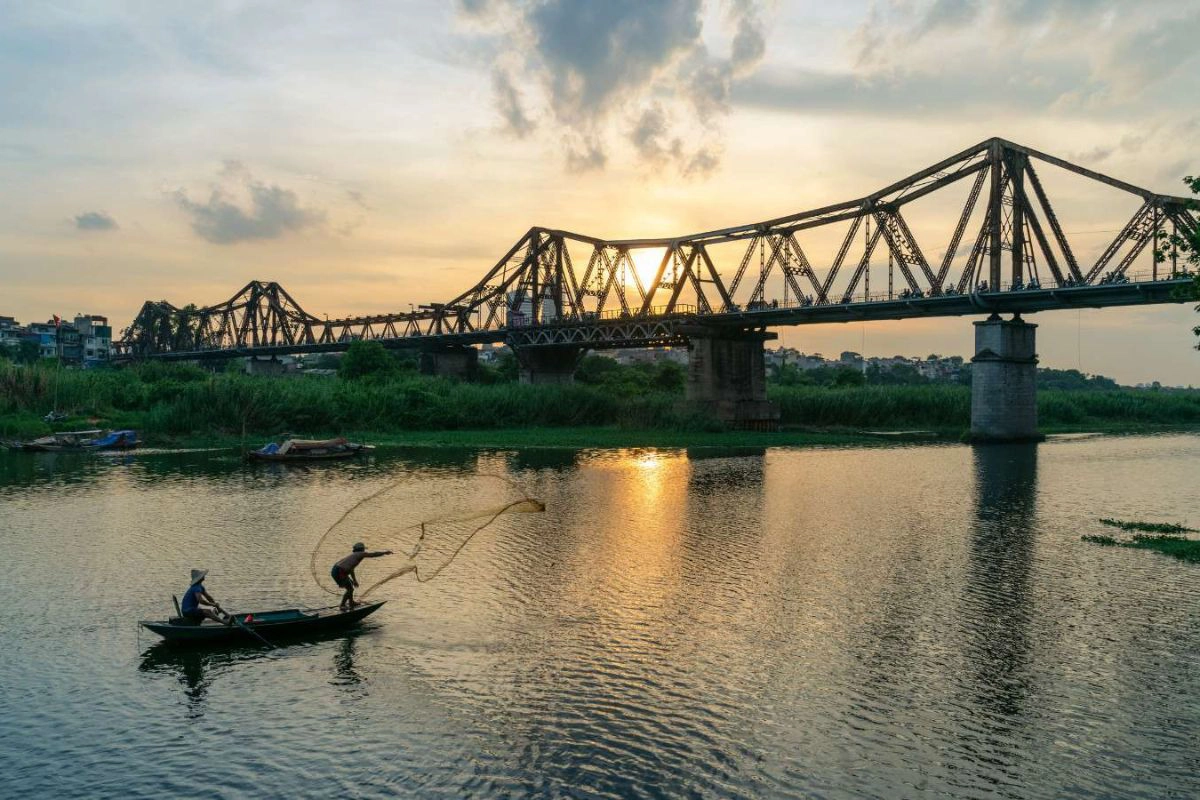 The rustic iron structure of Long Bien Bridge
