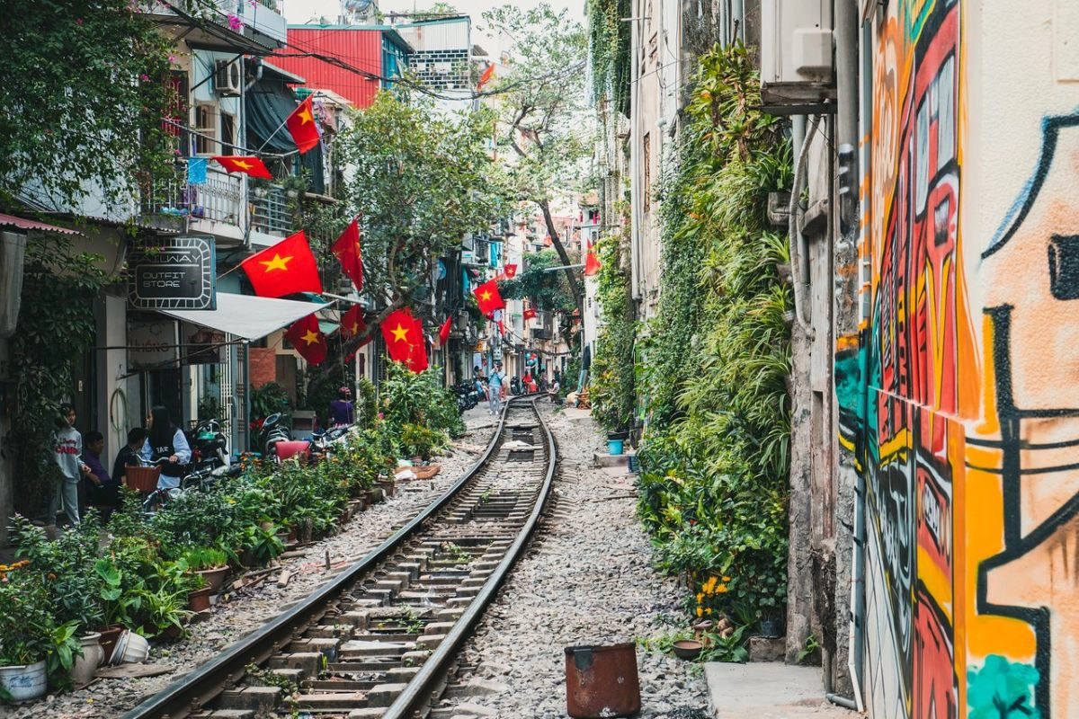 The symbolic Hanoi City for Peace monument