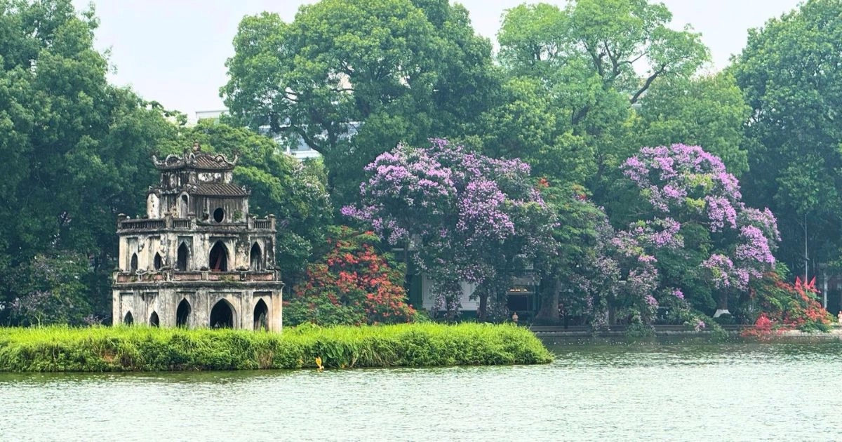 Best time to visit hanoi hoan kiem lake autumn 