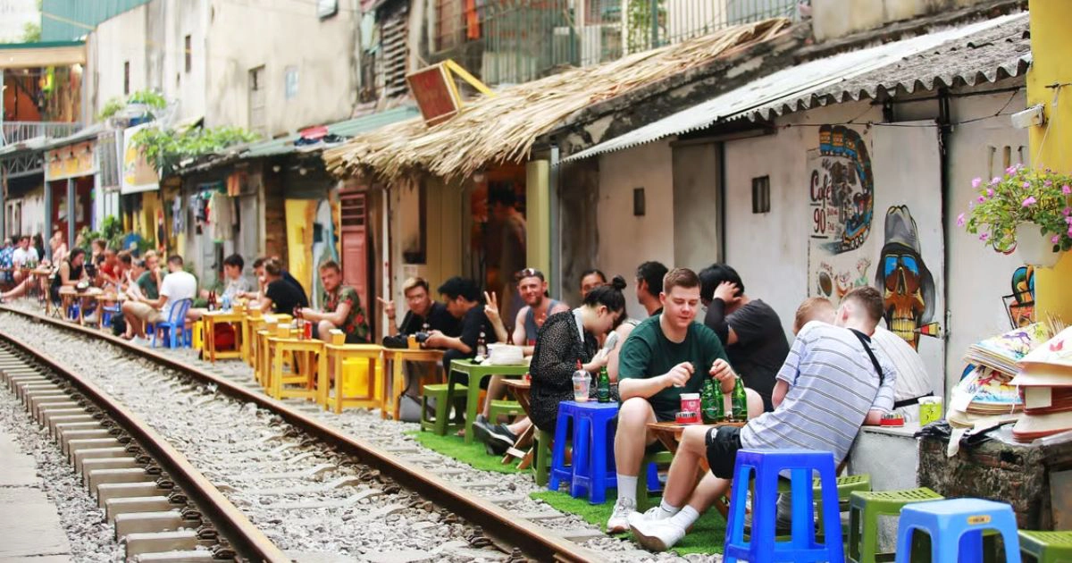 Hanoi train street cafe experience