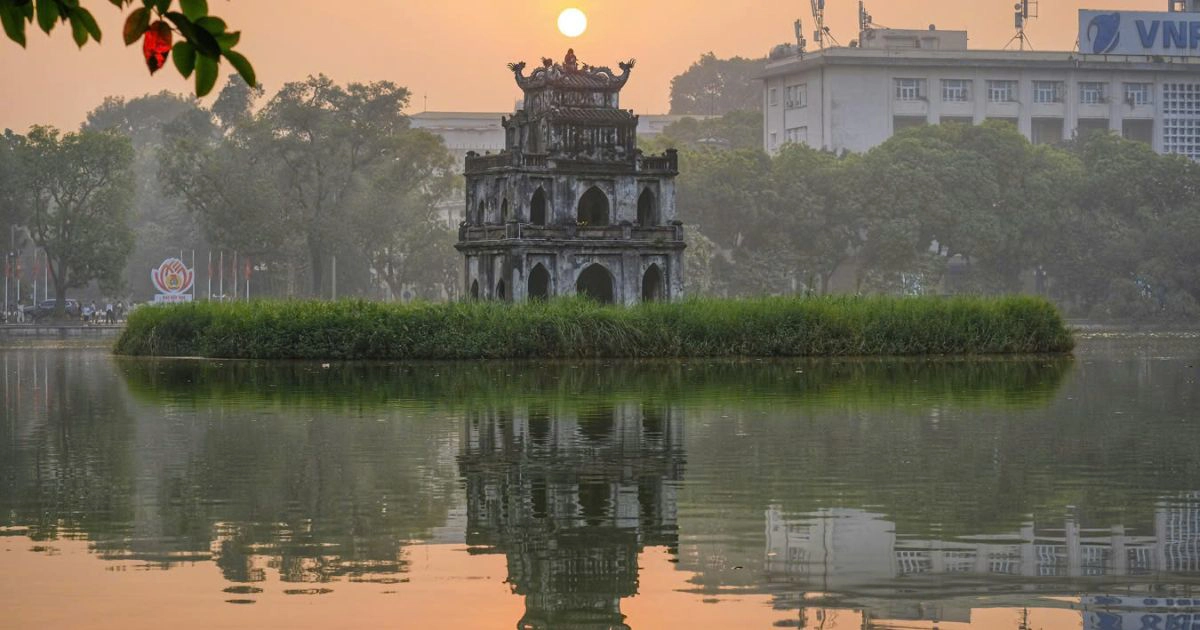 Hoan kiem lake walking street at night - So