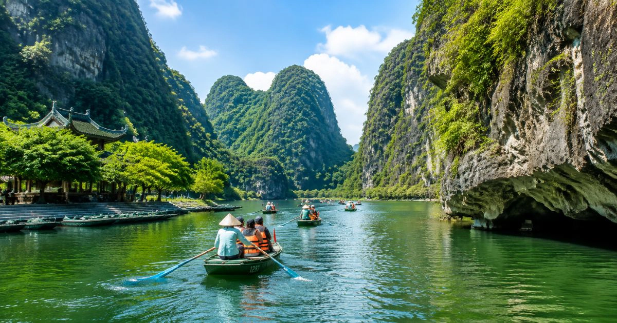 Trang An boat tour ninh binh landscape 