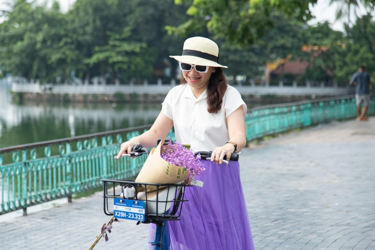 Cycle around West Lake