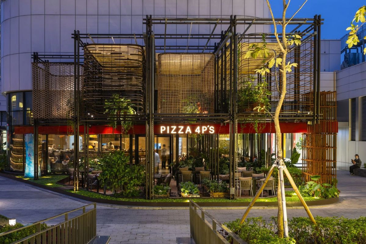Pizza 4P's Tay Ho serves Italian flavors with a Japanese touch