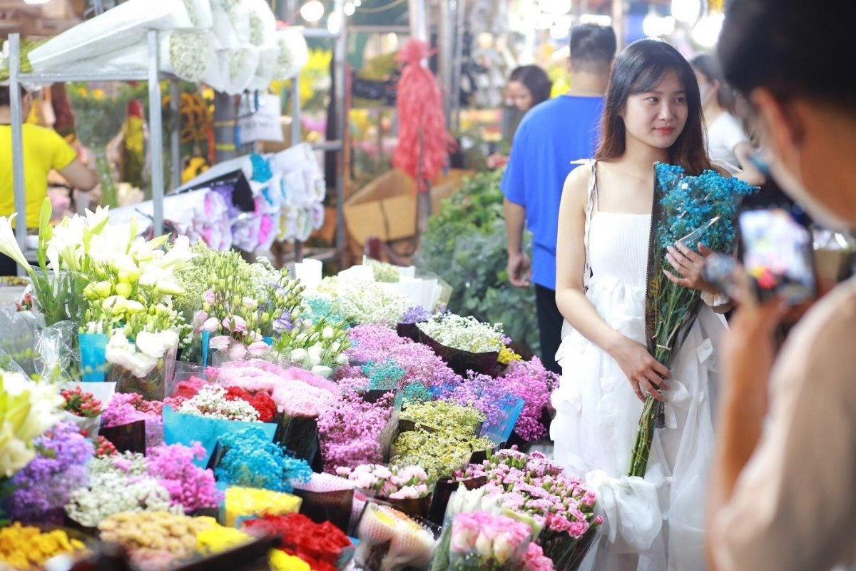 Quang Ba flower market