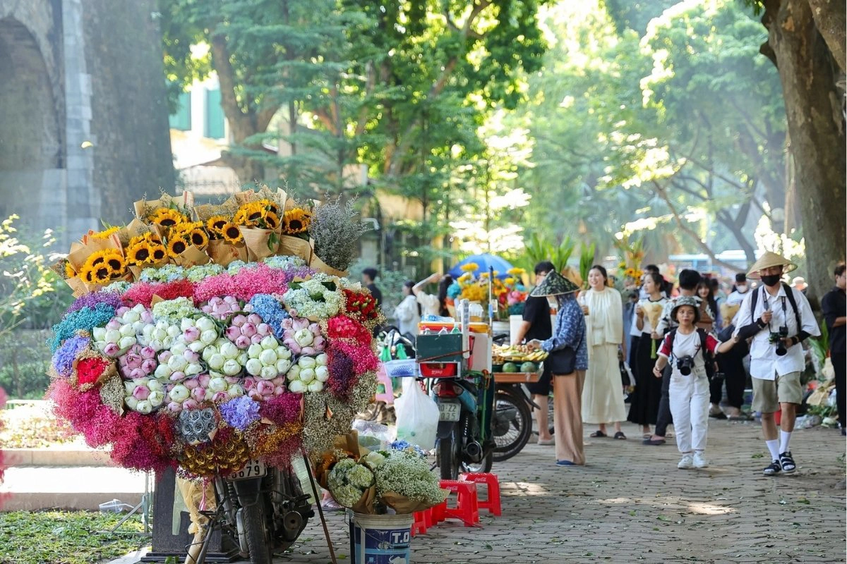 Walk along Phan Dinh Phung Street