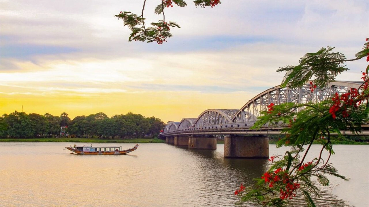 Half-day tour | Explore Hue Imperial Citadel by Cyclo
