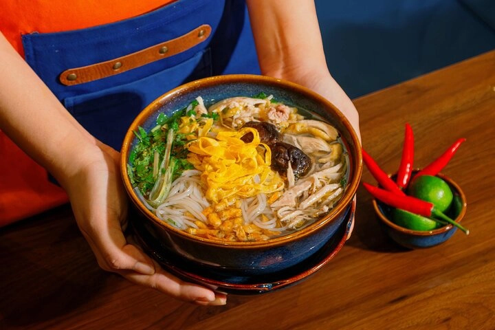 Half-day Tour | Experience shopping with local and cooking class in Hanoi