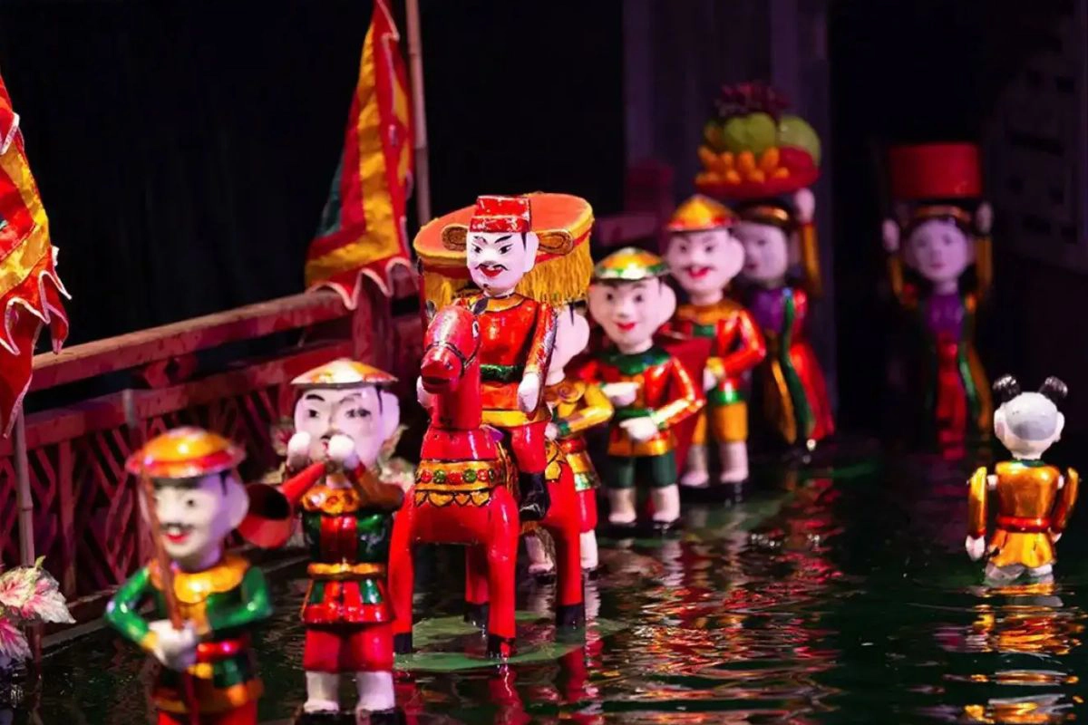 Be mesmerized by Vietnamese traditional performances at Hoan Kiem Lake Walking Street 