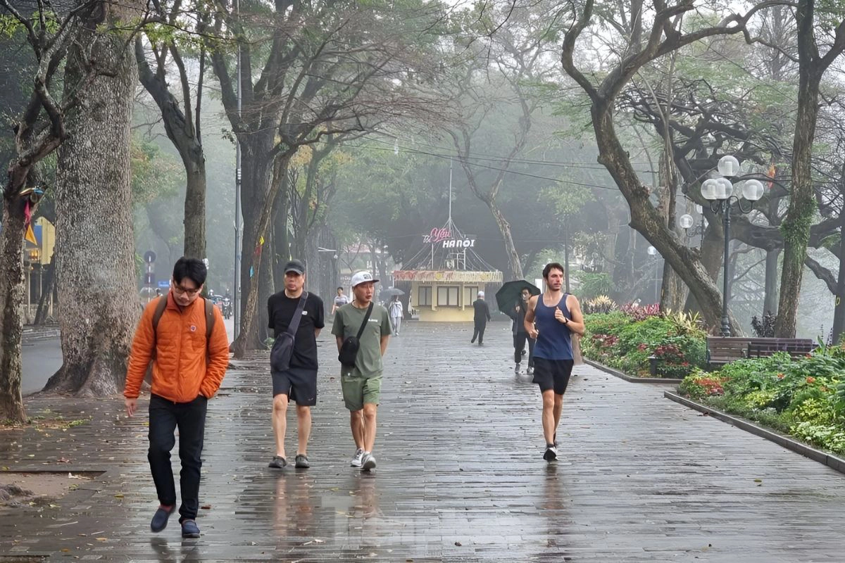 Light layers and umbrellas suit Hanoi’s misty spring days