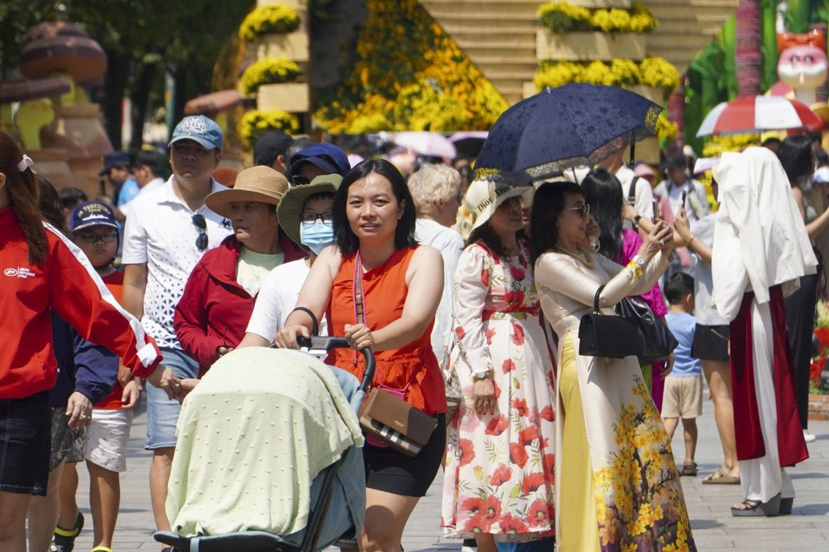 Sun hats and umbrellas prepare travelers for sudden weather 