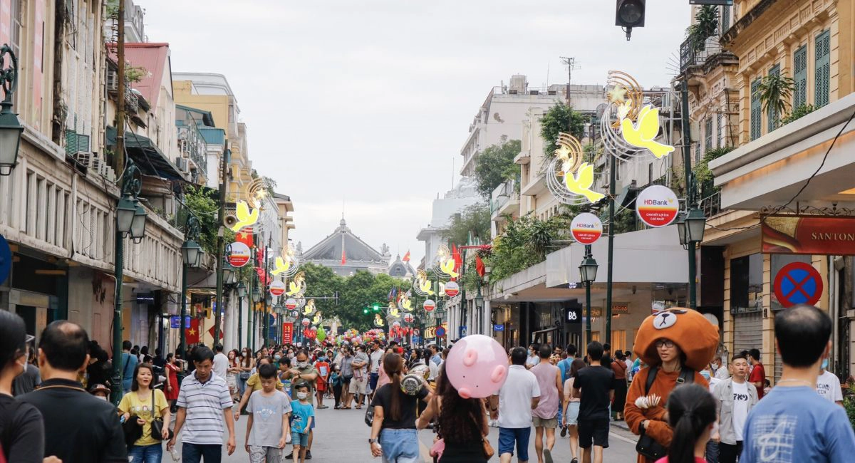 Hoan Kiem lake to Hang Ma street