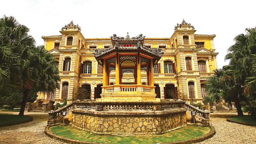 Day tour | Ancient Hue Costume tour (Huong Village – An Dinh Palace)
