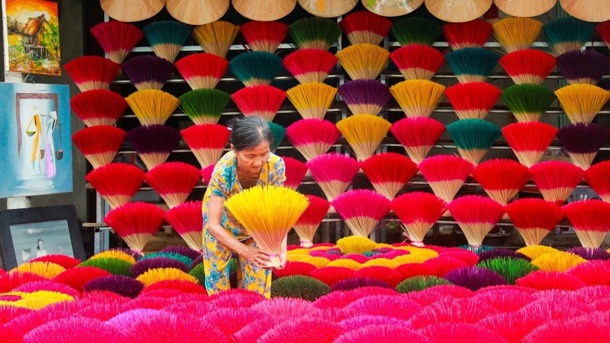 Day tour | Ancient Hue Costume tour (Huong Village – An Dinh Palace)