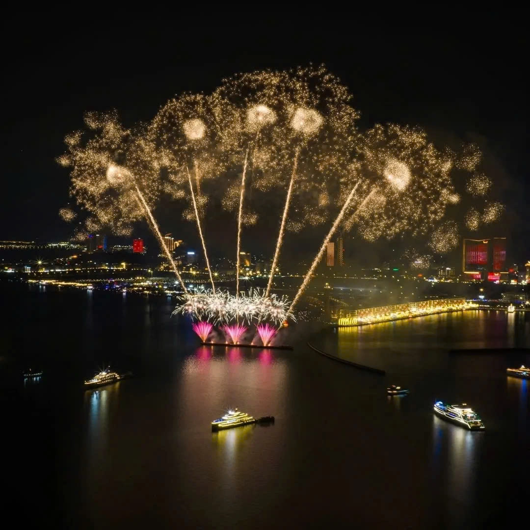 Sun Bavaria Ha Long: Dining, Fireworks & 3D Mapping Show Ticket