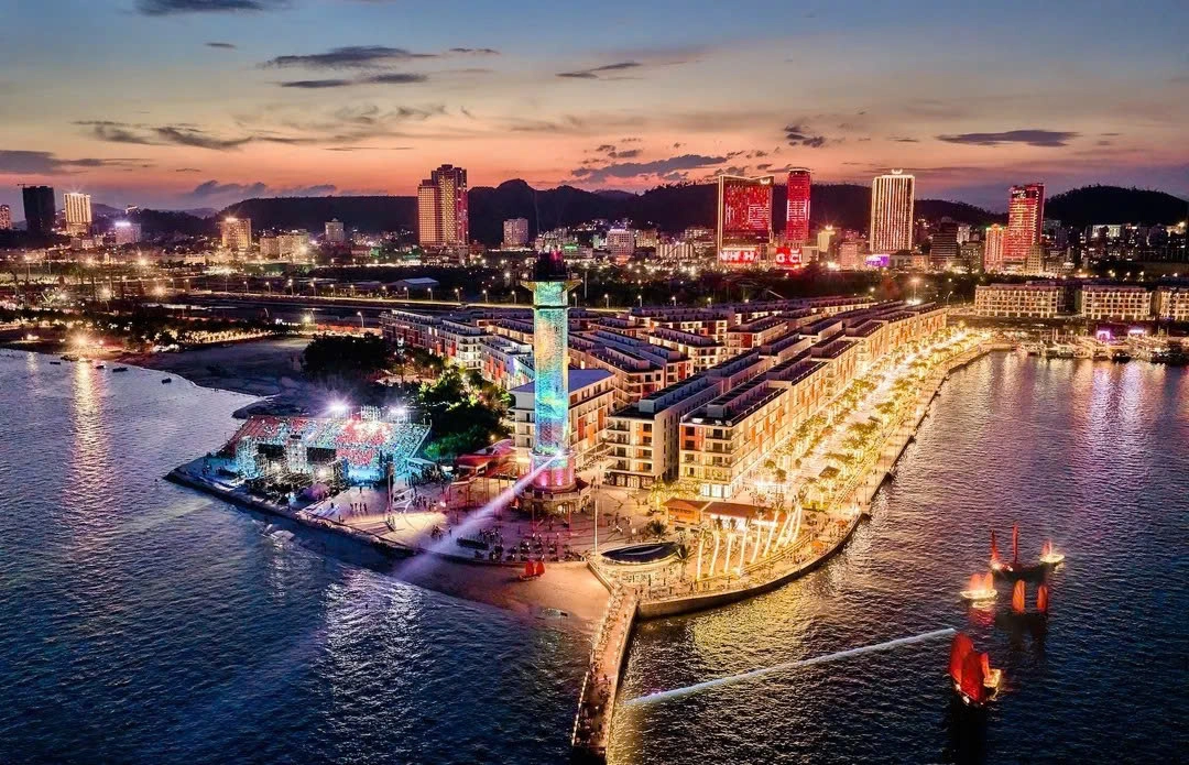 Sun Bavaria Ha Long: Dining, Fireworks & 3D Mapping Show Ticket