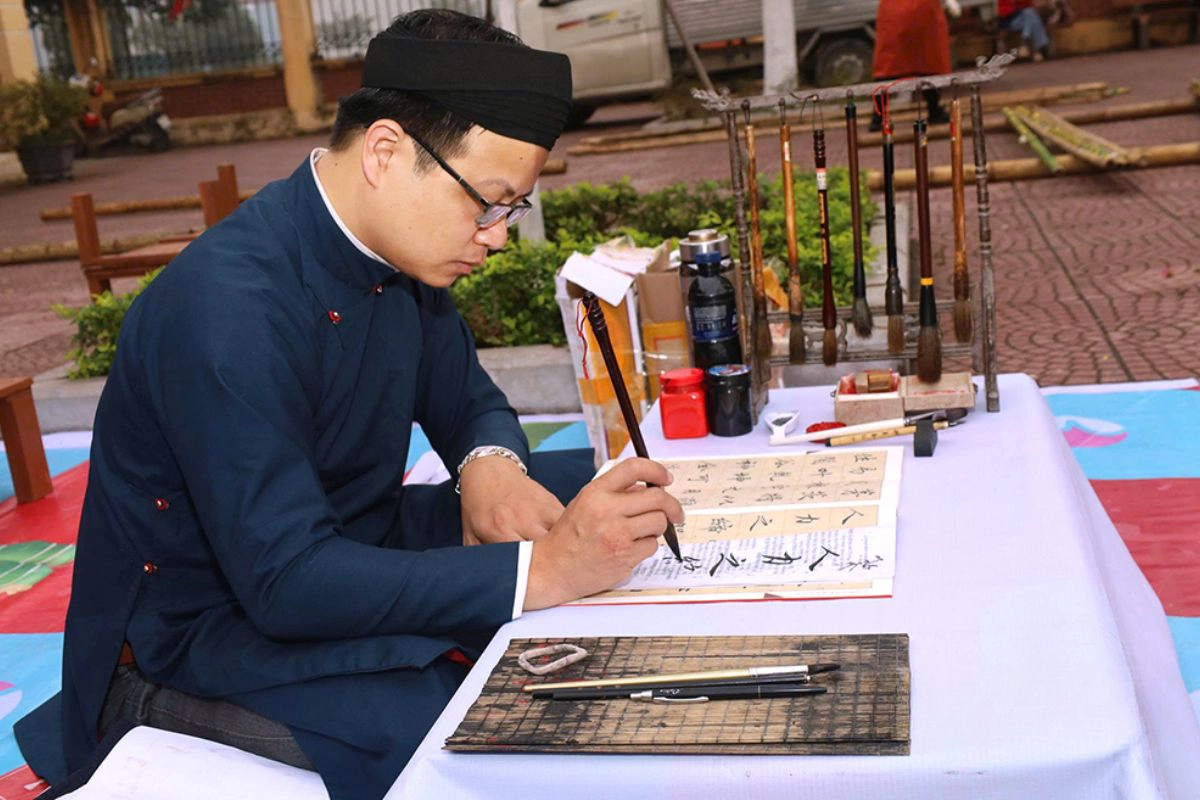 Calligraphy masters write lucky characters for the new year 