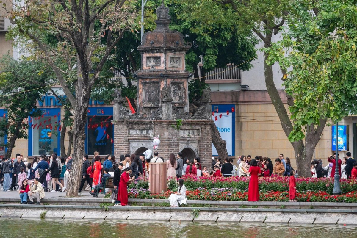 Families gather around Hoan Kiem Lake in festive clothing 