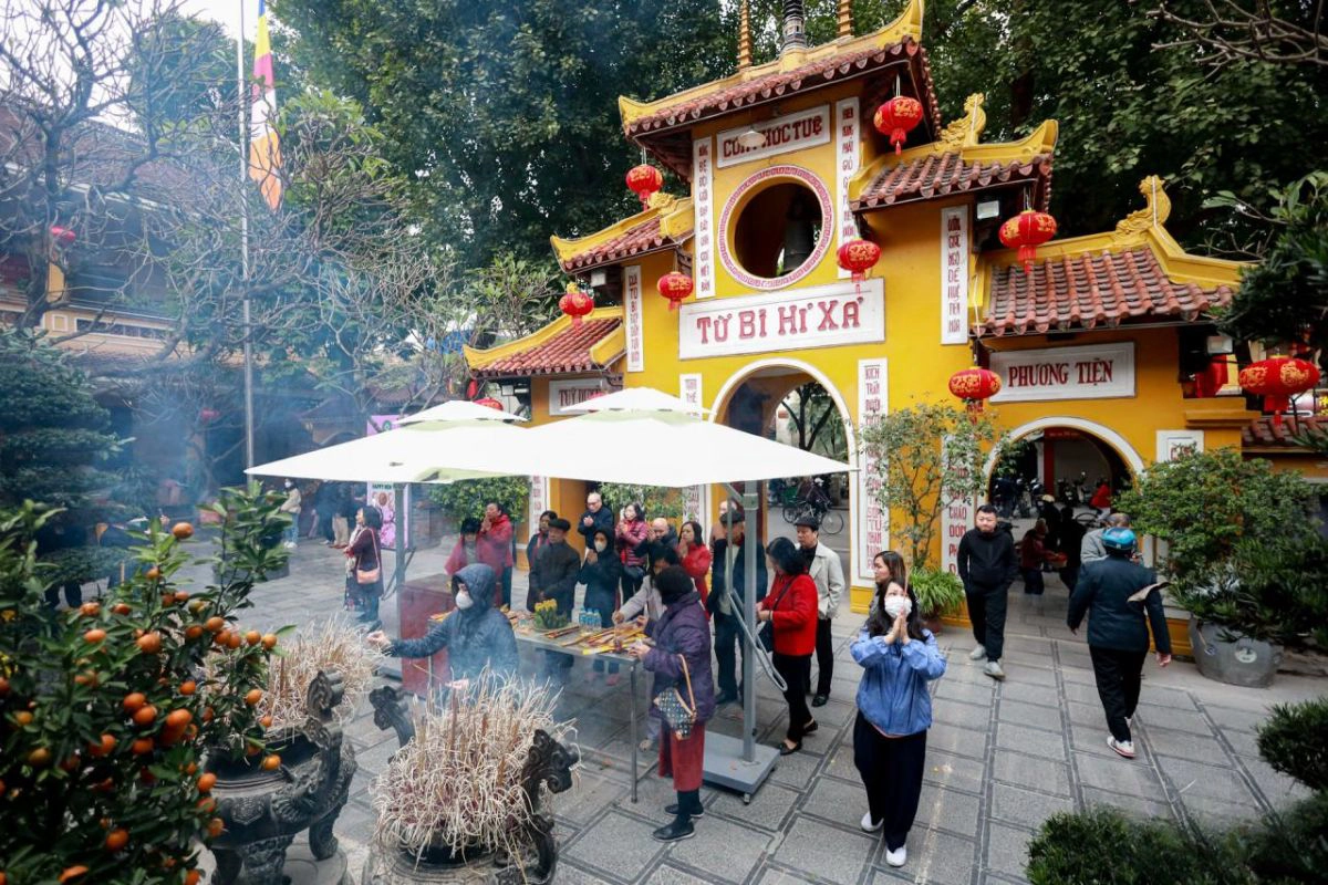 Families visit pagodas to pray for health and fortune