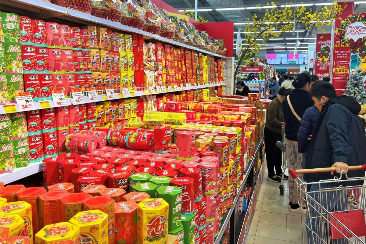 Open cafes and convenience stores help travelers during Tet 