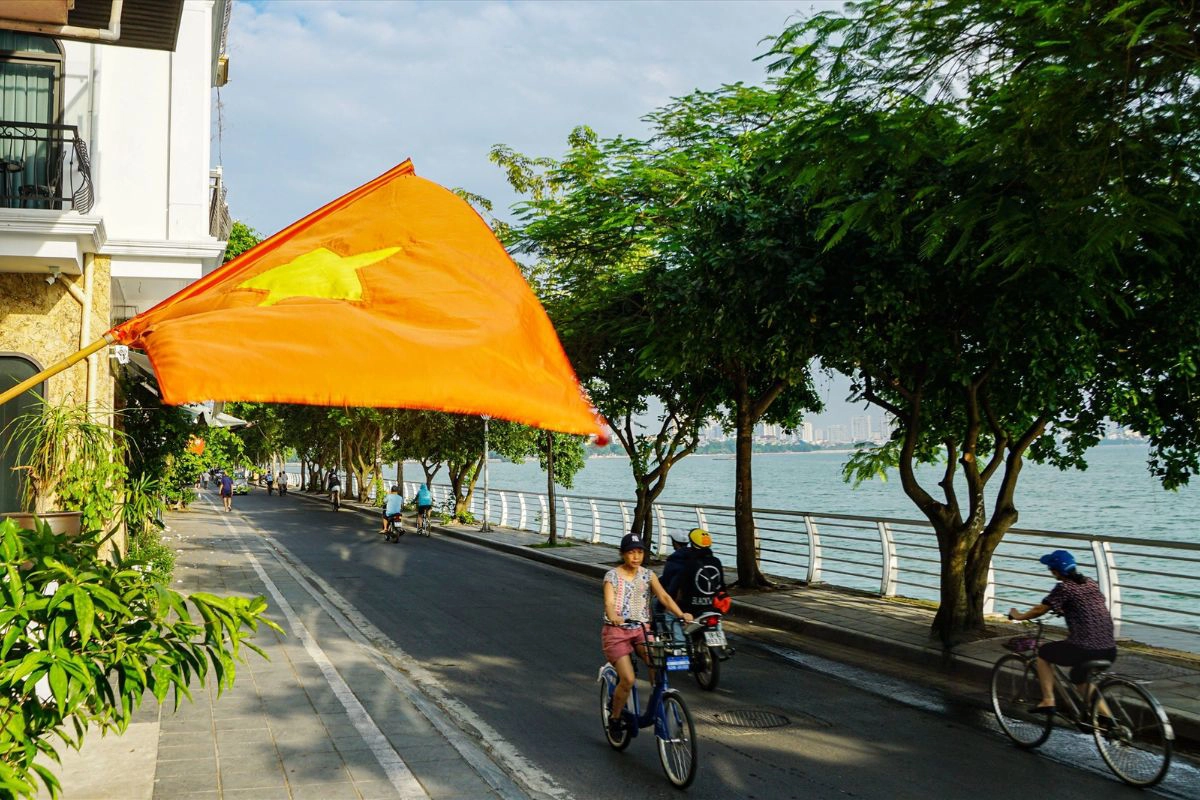 A simple map illustration showing the short route from the Old Quarter to the southern edge of West Lake