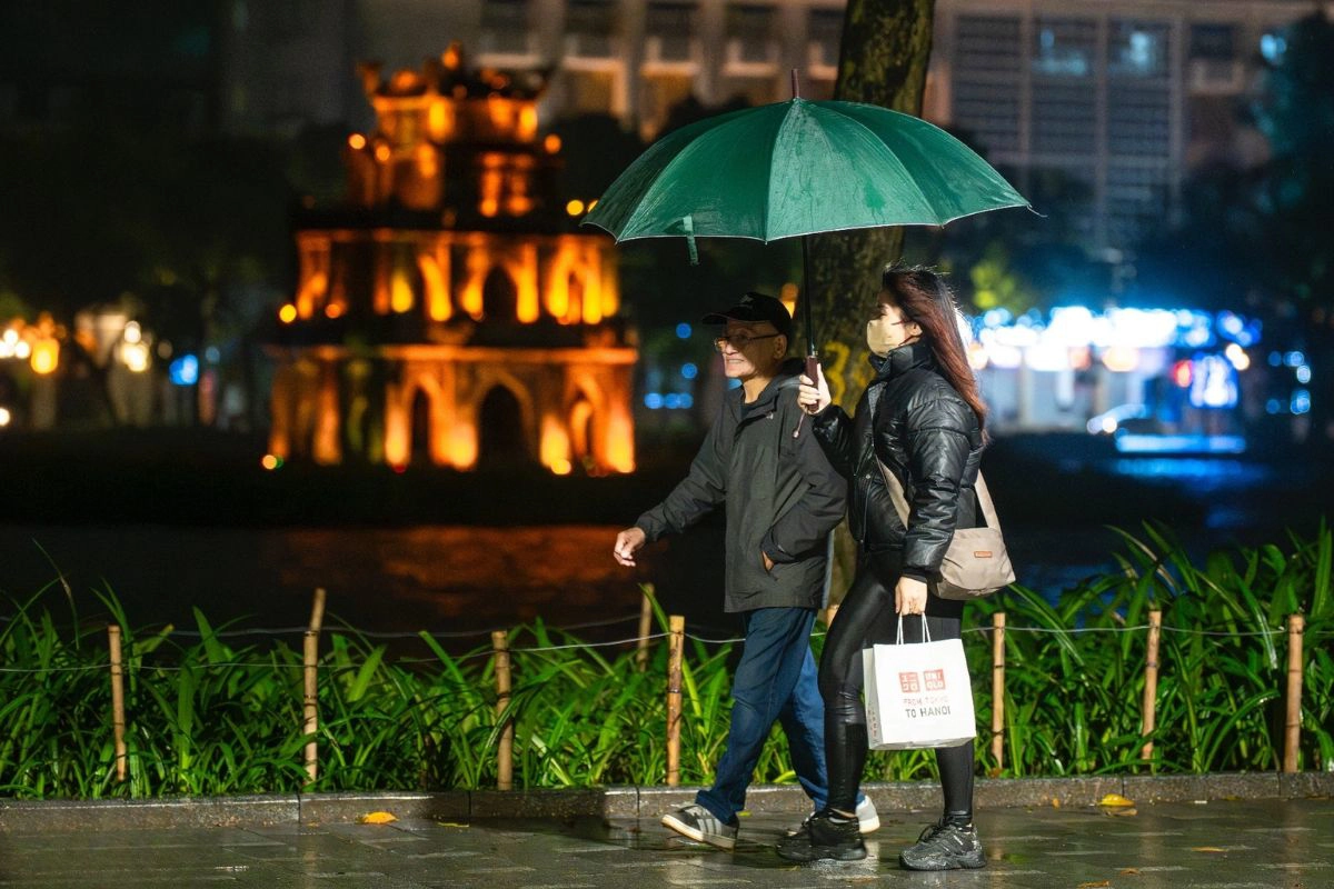 Late December brings colder winds, making warm coats necessary for evening city walks