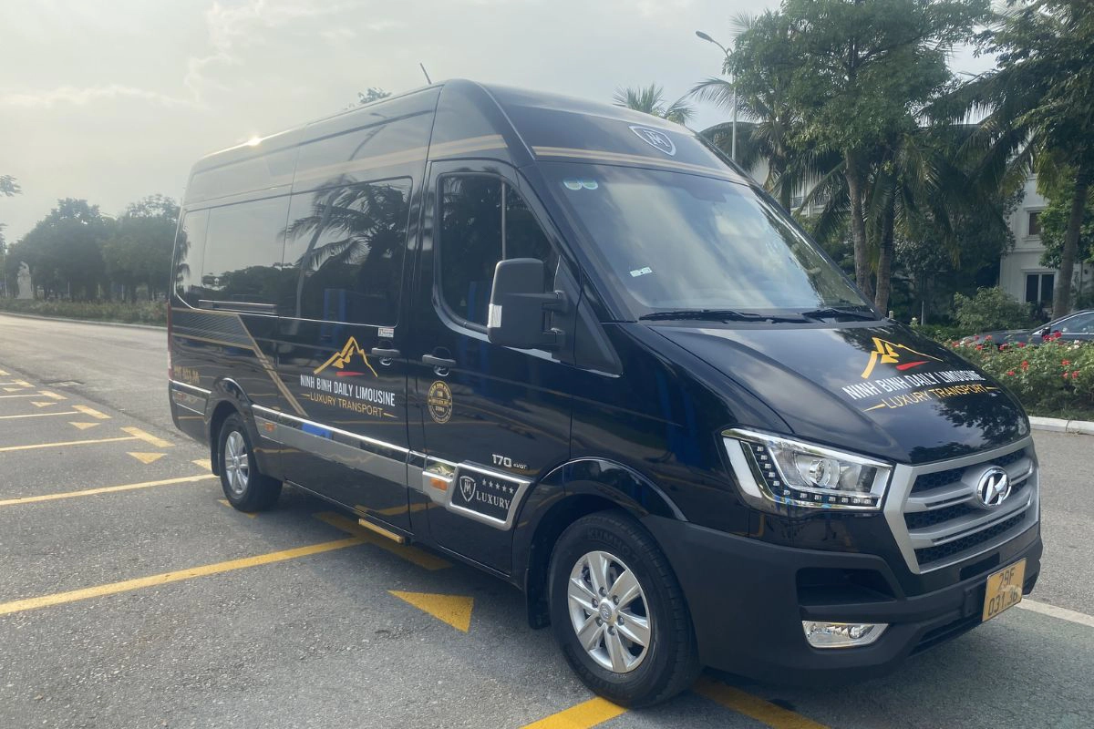 Pre-booking an airport transfer ensures a smooth arrival during the peak December season