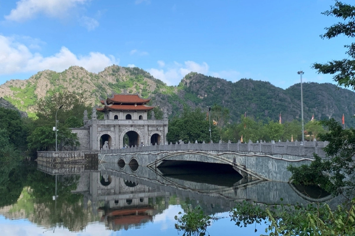 Hoa Lu defensive wall