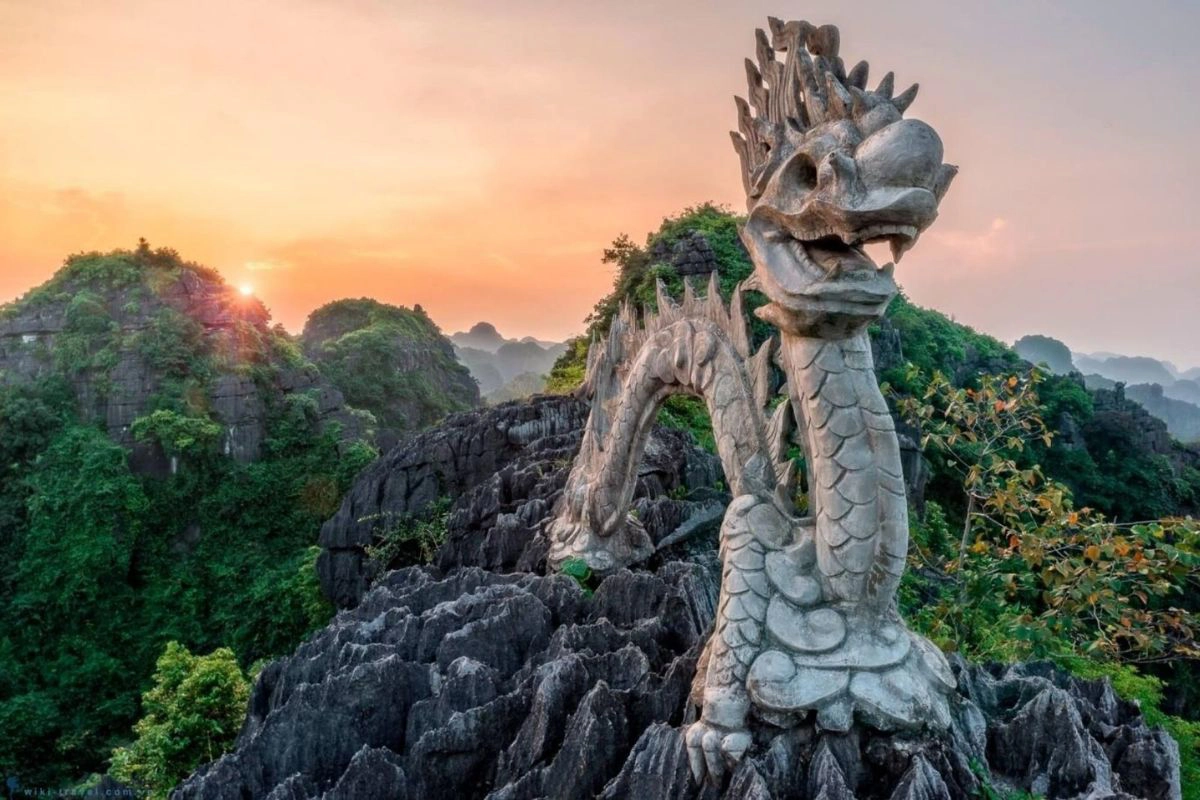 The iconic dragon statue overlooking the valley