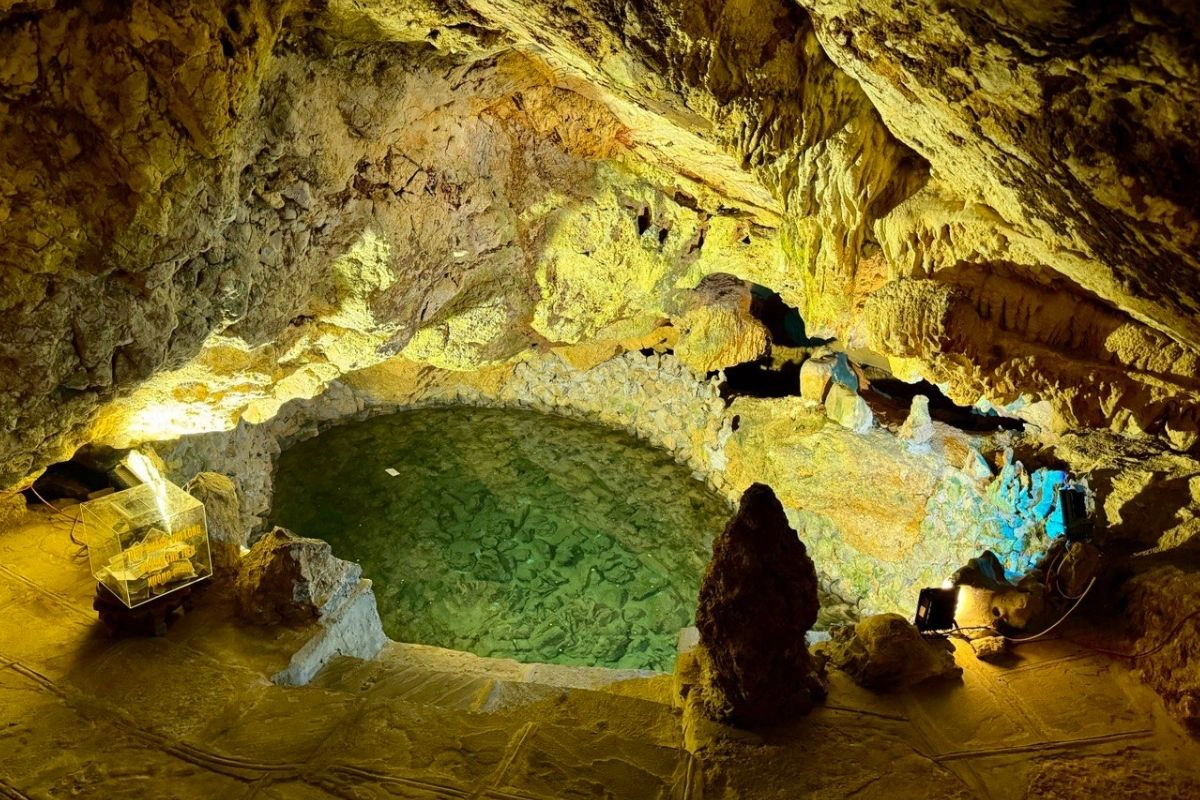Tuyet Tinh Coc Ninh Binh Vietnam