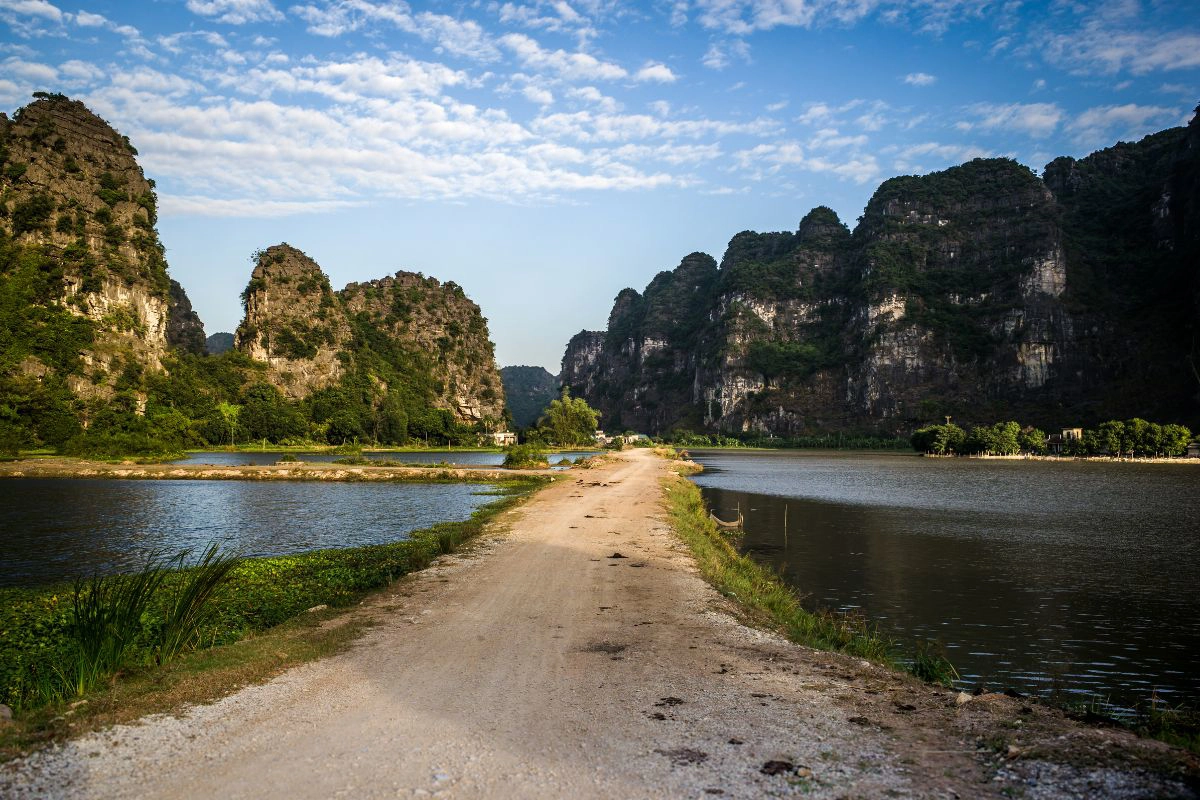 Cycling reveals quiet roads, rice fields and villages around Tam Coc