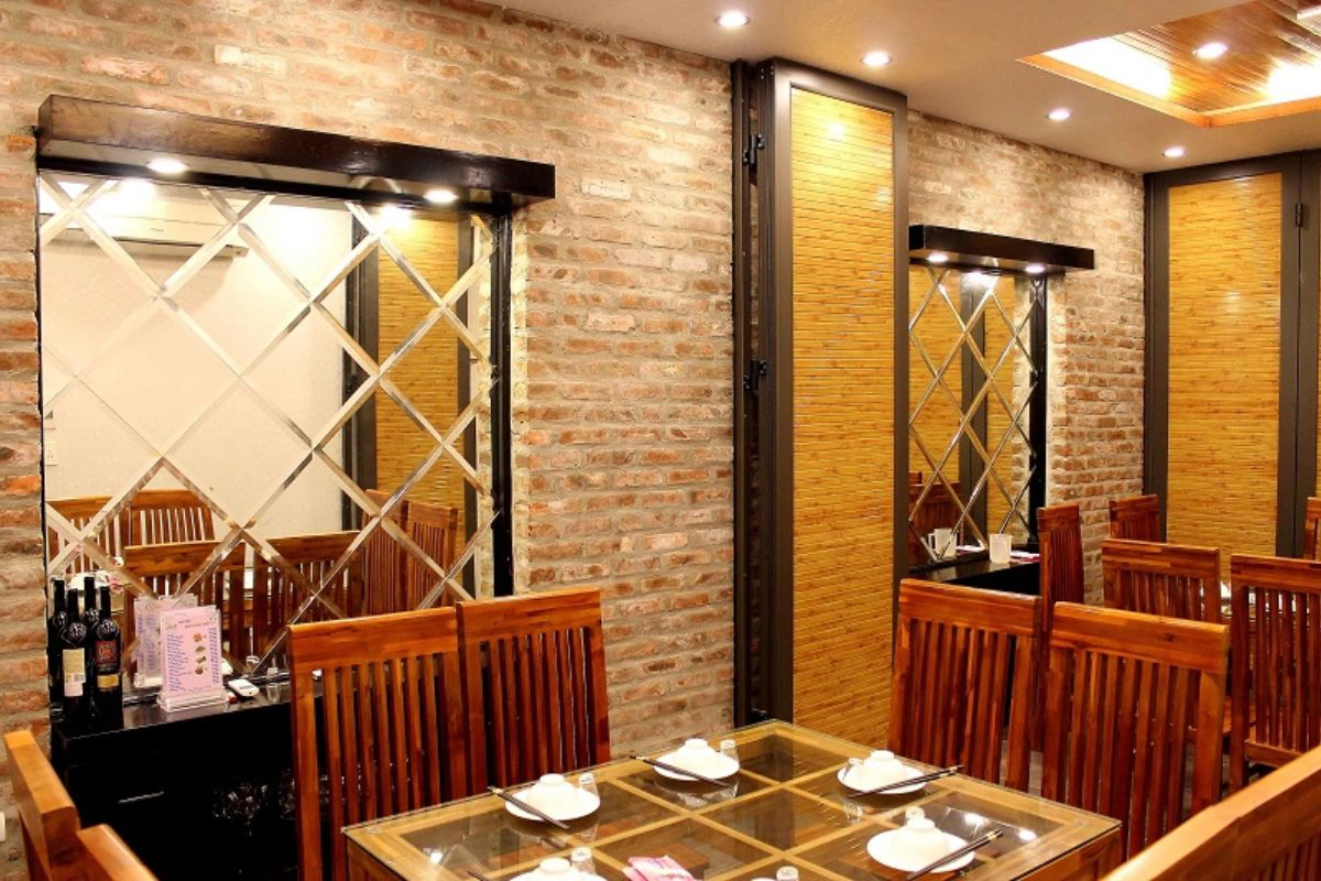 Spacious dining area at the famous Dung Pho Nui