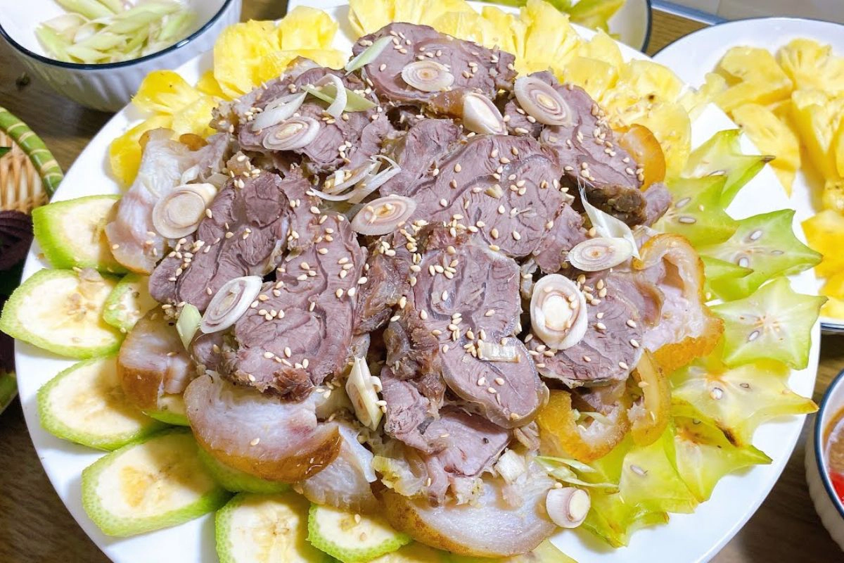 Steamed goat meat garnished with fresh fragrant lemongrass