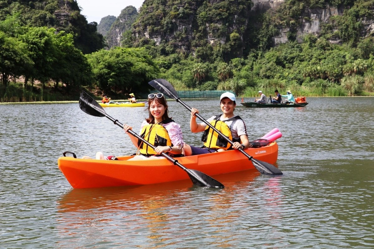 Managing belongings on a kayak 