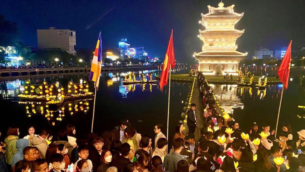 Ninh Binh Night Market draws crowds for its lantern-lit river and glowing ancient tower