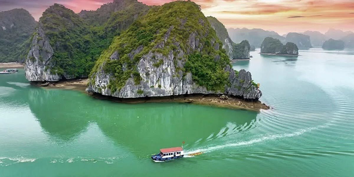 Ha Long Bay vs Lan Ha Bay: Which One Should You Visit?