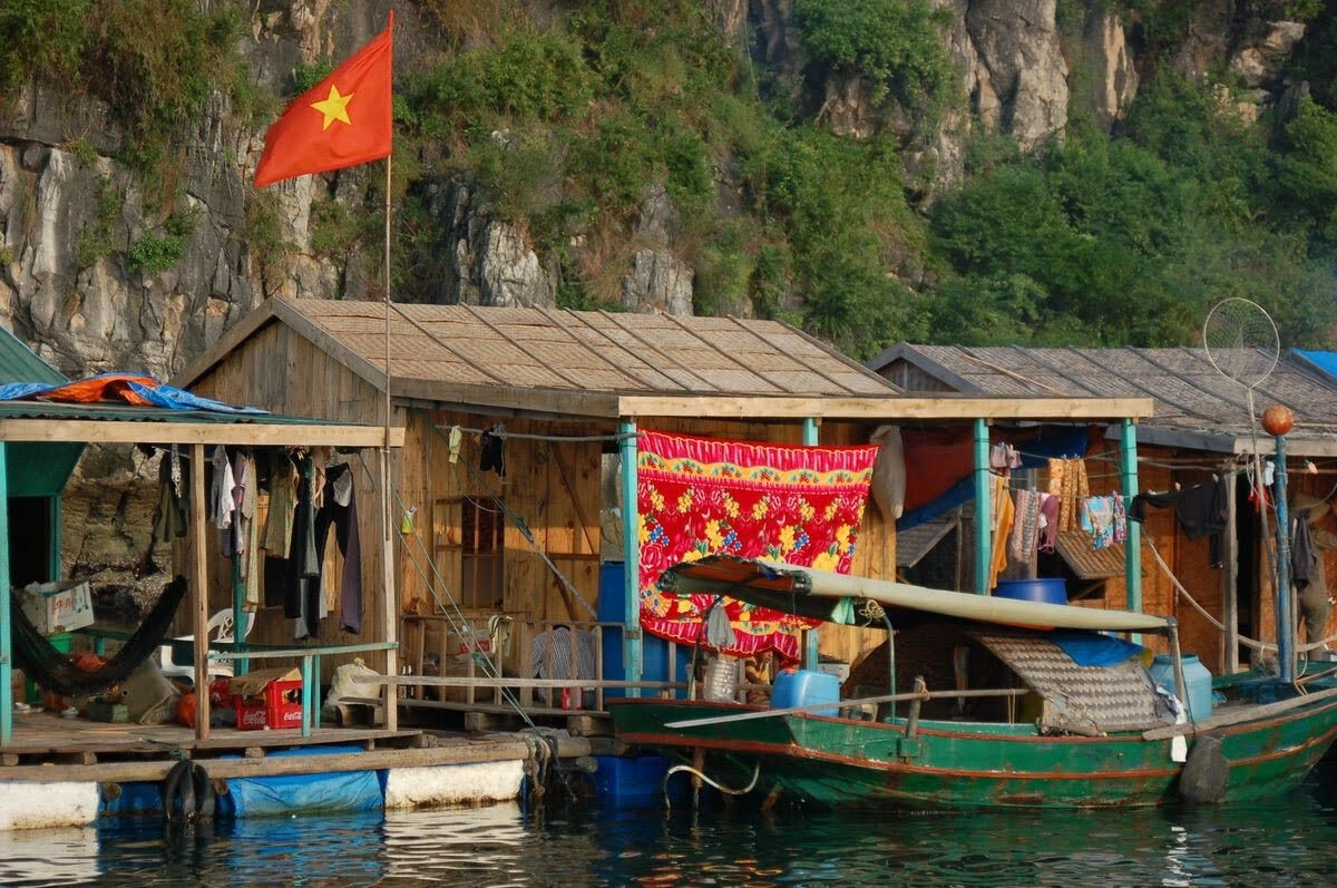 A floating fishing village home near Ha Long Bay's waters