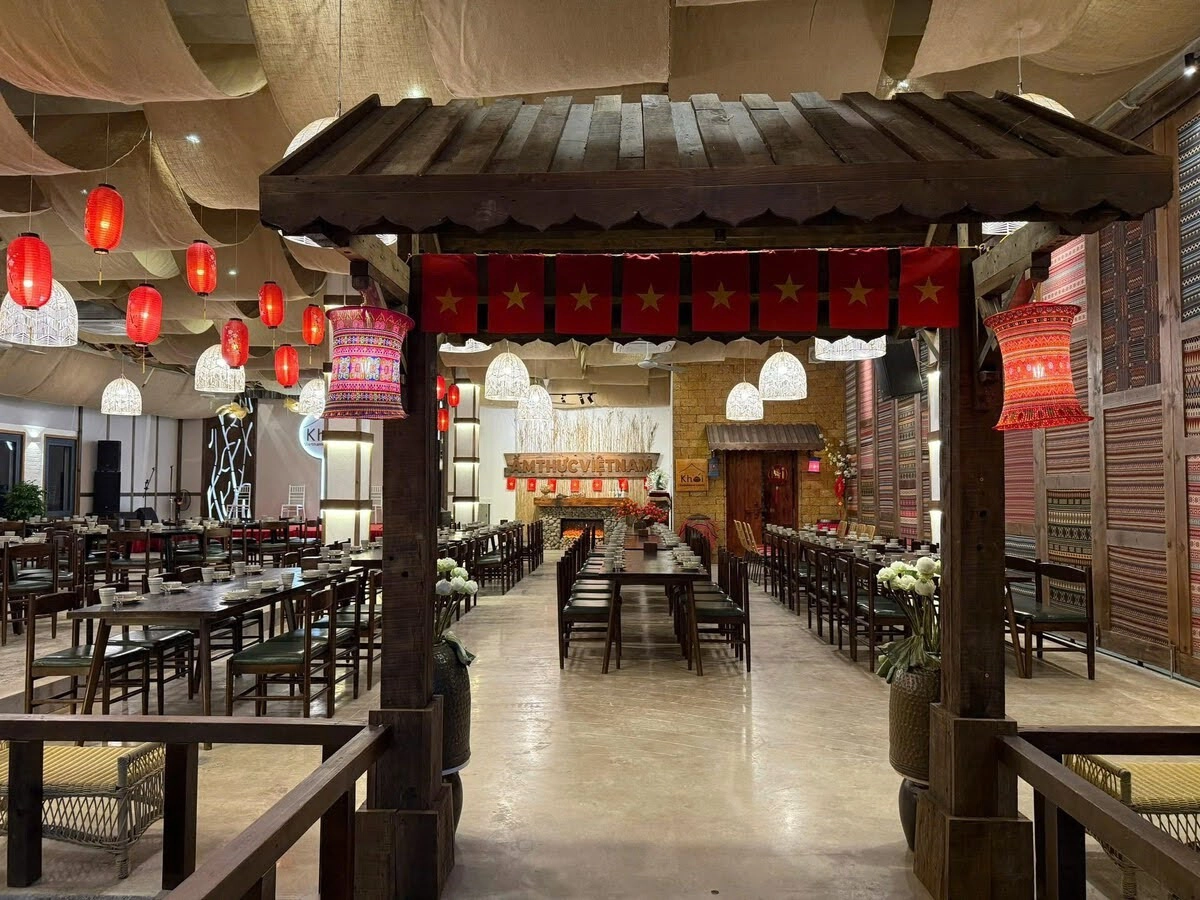 Ngoc Luc Bao restaurant elegant interior