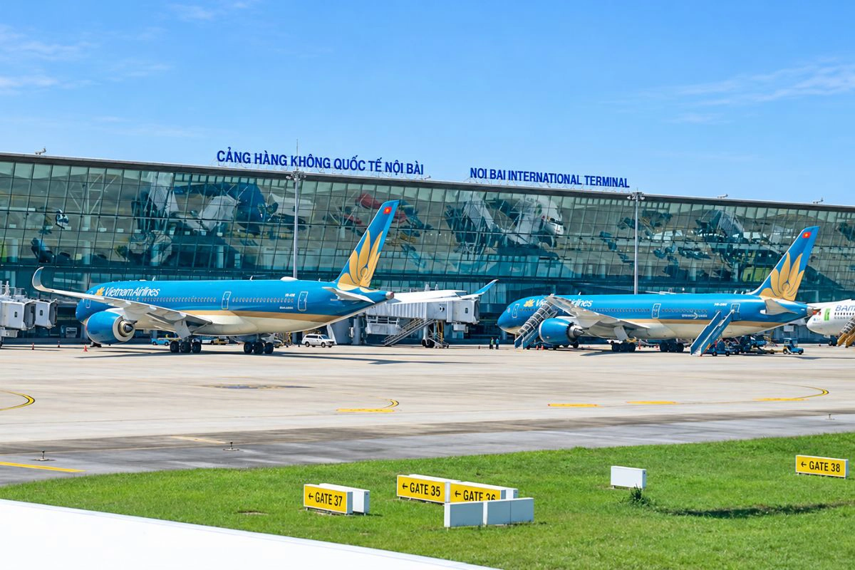 International carrier preparing to land at Noi Bai Airport 