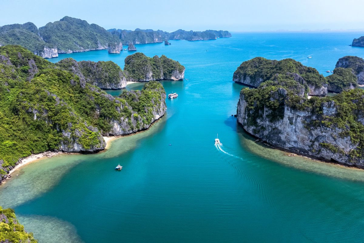 Overnight Cruise Ha Long Bay: Routes, Cabins, Prices and Tips